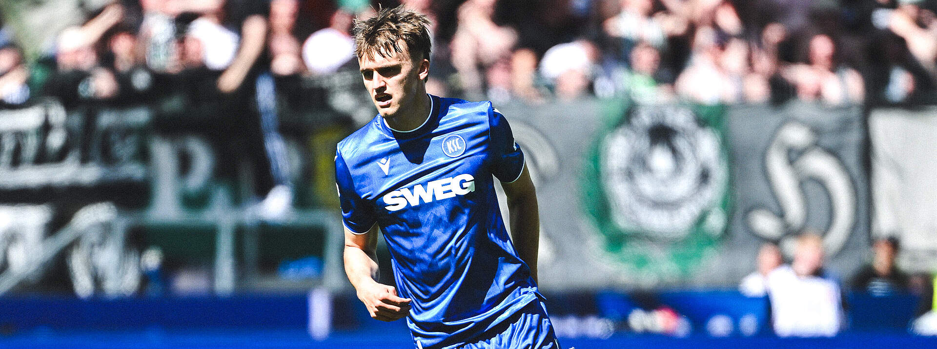 KSC-Abwehrspieler Paul Scholl am Ball.