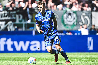 KSC-Abwehrspieler Paul Scholl am Ball.