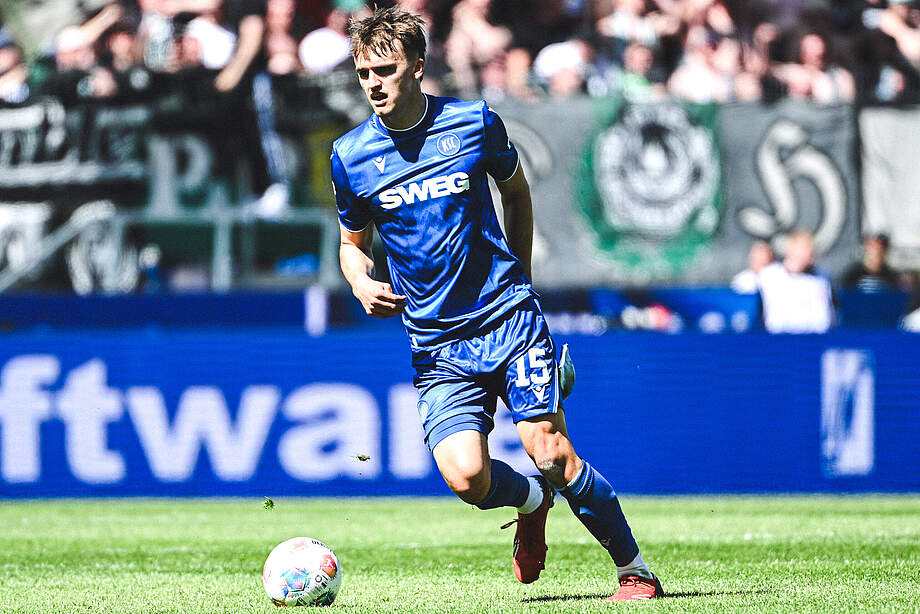 KSC-Abwehrspieler Paul Scholl am Ball.