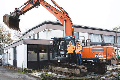Michael Becker und Fabian Rimoldi auf dem Gelände