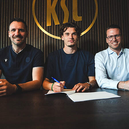 Geschäftsführer Sport Mario Eggimann, Neuzugang Moritz Broschinski und Direktor Profifußball Timon Pauls (v. l. n. r.).