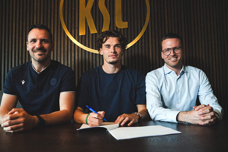 Geschäftsführer Sport Mario Eggimann, Neuzugang Moritz Broschinski und Direktor Profifußball Timon Pauls (v. l. n. r.).
