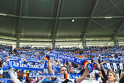 Fans im BBBank Wildpark halten ihre Schals hoch