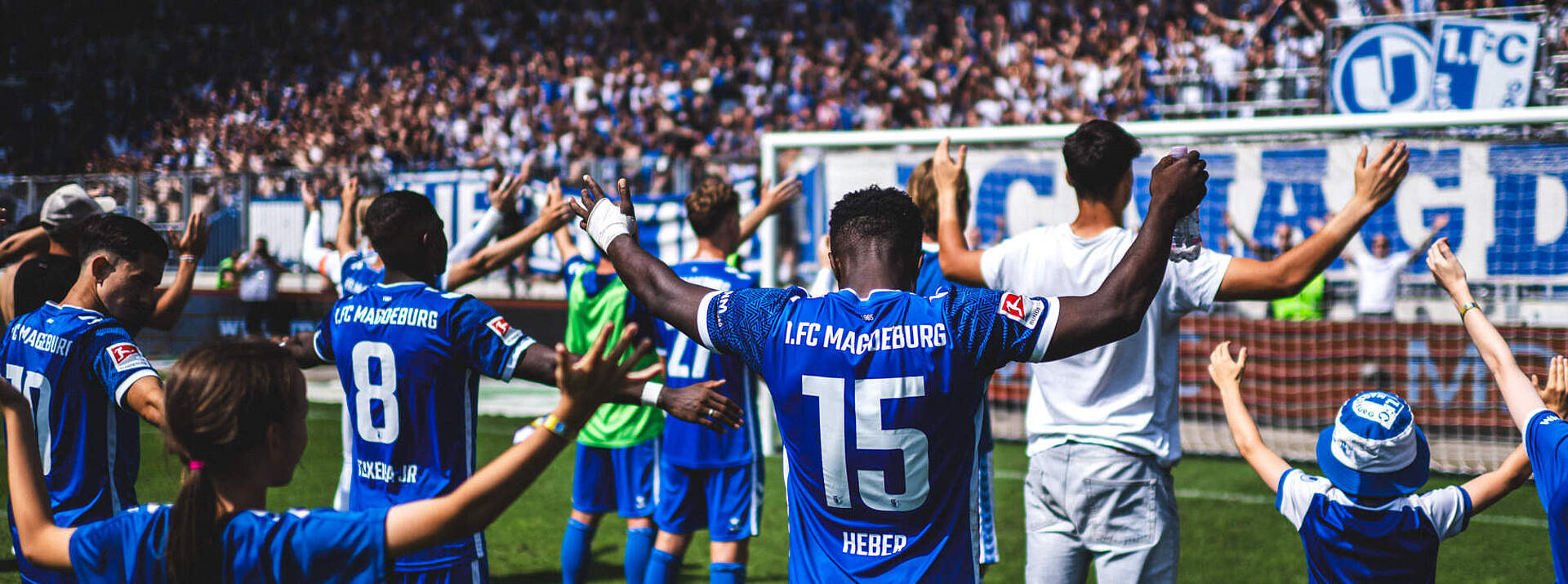 FCM Mannschaft feiert vor dem Tor