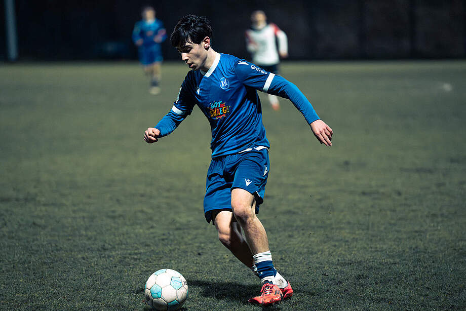 Efekan Aygünes von der U17 im Spiel. 