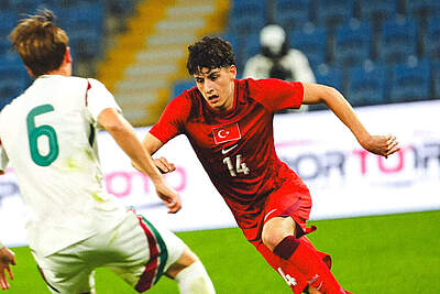 Deniz Ofli in der U21 Türkei am Ball