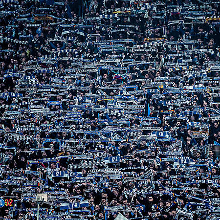 Die Fans des Karlsruher SC recken die verschiedenen Schals in die Luft.