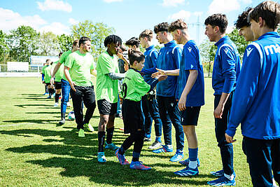 U15 des KSC vor den Spielen mit dem Schloss Stutensee