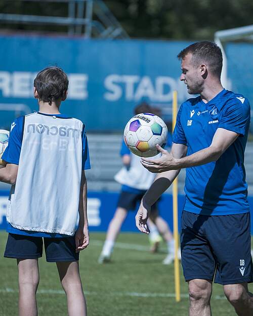 Daniel Brosinski mit dem Ball in der Hand bereit für den Einwurf