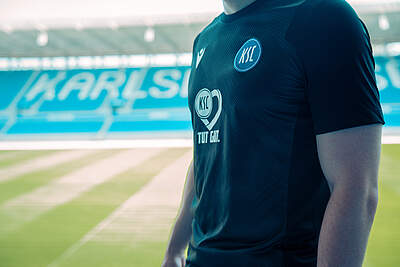 T-Shirt mit Aufschrift "KSC TUT GUT."