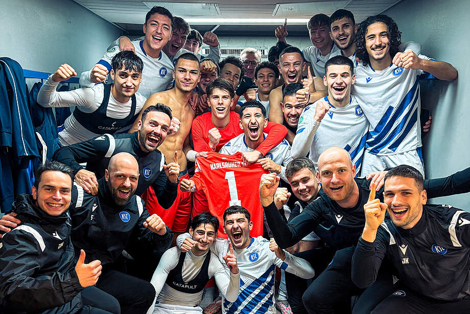 U19 feiert in der Kabine den letzten Sieg des Jahres
