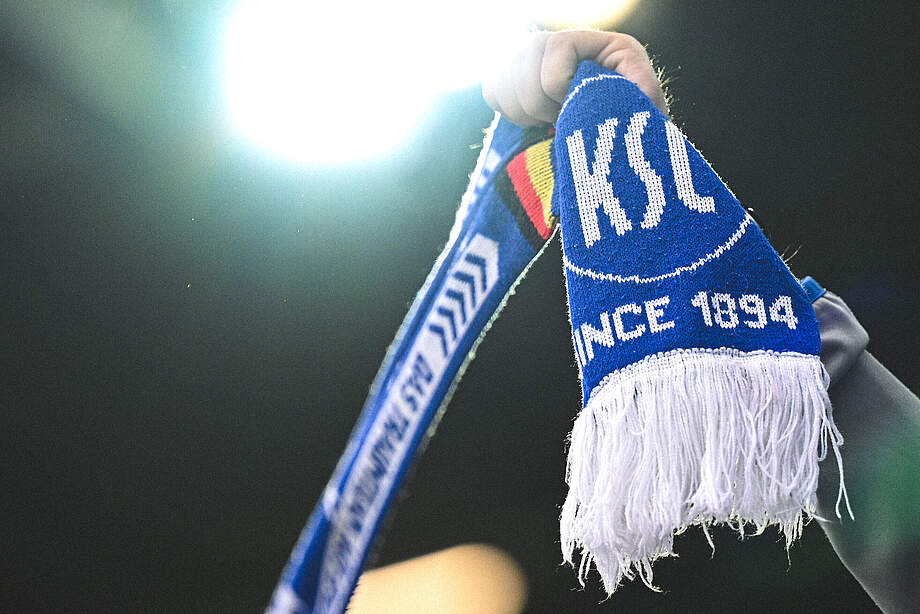 KSC-Fan hält Schal hoch
