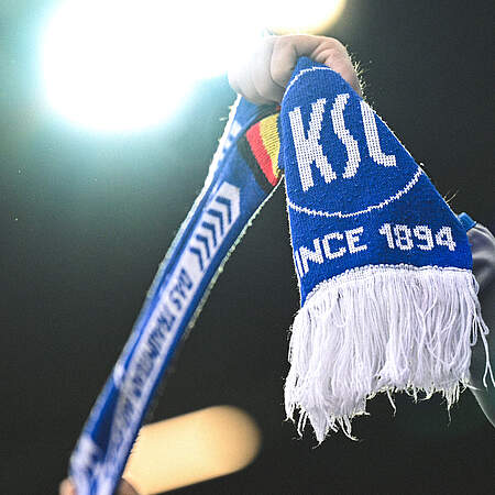 KSC-Fan hält Schal hoch
