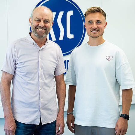 Bereichsleiter GRENKE aKAdemie Edmund Becker mit U14 Cheftrainer Lukas Brenner nach der Vertragsunterschrift.
