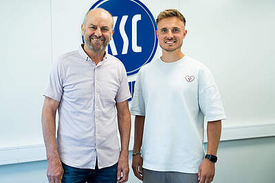 GRENKE aKAdemie Bereichsleiter Edmund Becker mit U14 Cheftrainer Lukas Brenner nach der Vertragsunterschrift