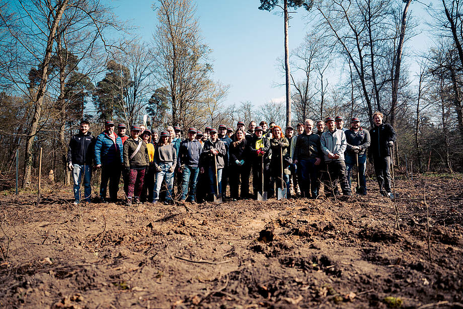 Teamfoto beim Bäumepflanzen