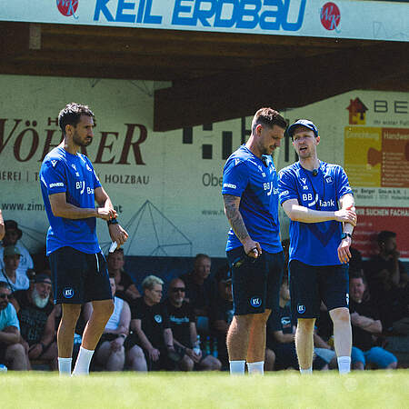 Das KSC-Trainerteam steht auf dem Trainingsplatz in Österreich.