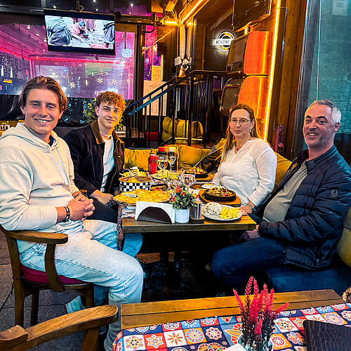 Jakob und seine Familie beim Essen