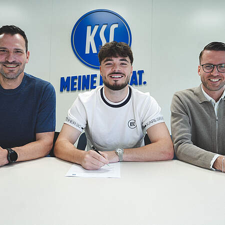 Mario Eggimann, Lilian Egloff und Timon Pauls (v. l. n. r.) bei der Vertragsunterzeichnung.