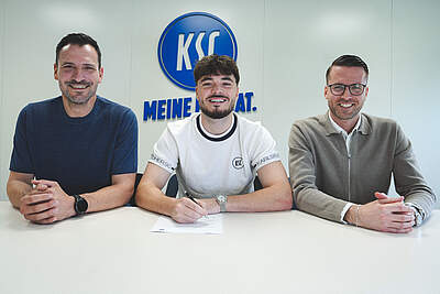 Mario Eggimann, Lilian Egloff und Timon Pauls (v. l. n. r.) bei der Vertragsunterzeichnung.