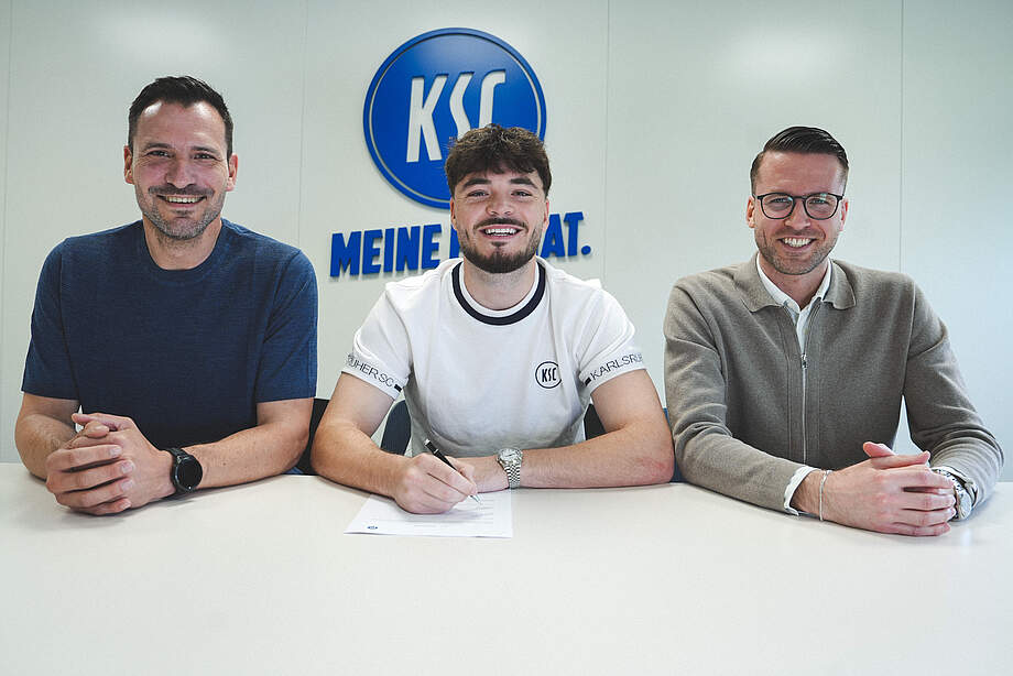 Mario Eggimann, Lilian Egloff und Timon Pauls (v. l. n. r.) bei der Vertragsunterzeichnung.