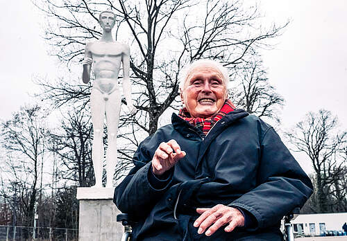 Georg Kenntner vor dem "Nackten Mann"