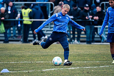 U19-Spieler Niklas Behr beim Abschluss im Warm-Up