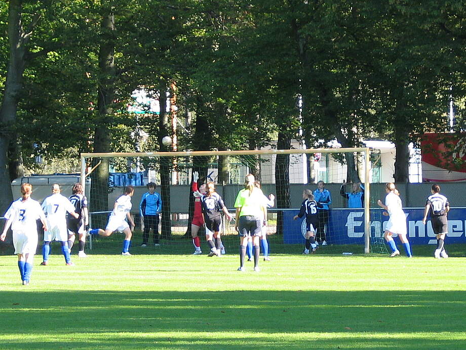 Melanie Seel beim Kopfball Melanie Seel beim Kopfball