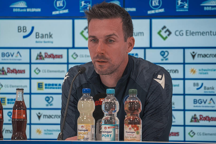 Christian Eichner bei der Pressekonferenz.