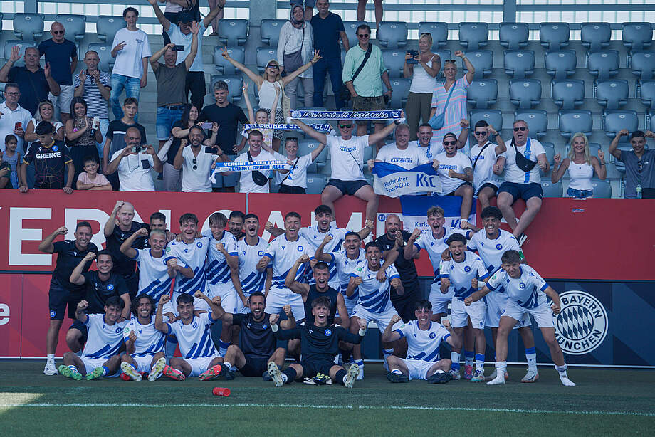 U19-Siegerfoto nach Abpfiff vor den Fans