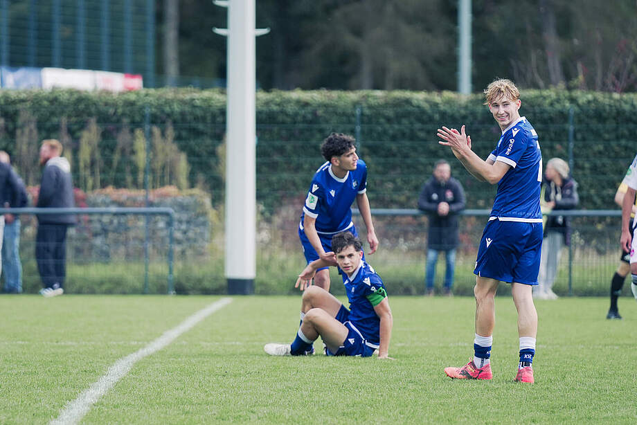 Die U17 bejubelt den Heimsieg nach Abpfiff