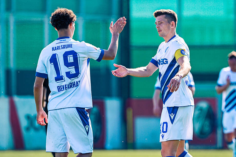 Ben Farhat und Wanitzek klatschen ab