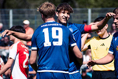 Dreifacher Vorlagengeber Mateo Kritzer und Marvin Mutz bejubeln das 3:0