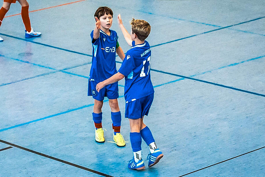 KSC-Jugendspieler klatschen sich ab.