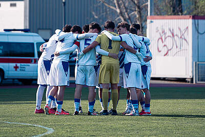 Die KSC U17 im Kreis vor dem Spiel
