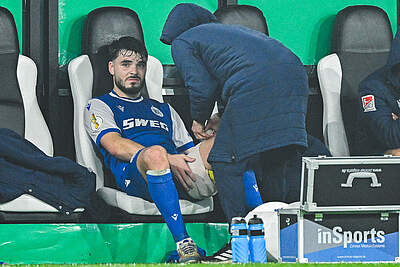 Lilian Egloff wird nach seiner Auswechslung am Dienstag am Oberschenkel behandelt.