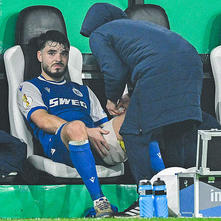 Lilian Egloff wird nach seiner Auswechslung am Dienstag am Oberschenkel behandelt.