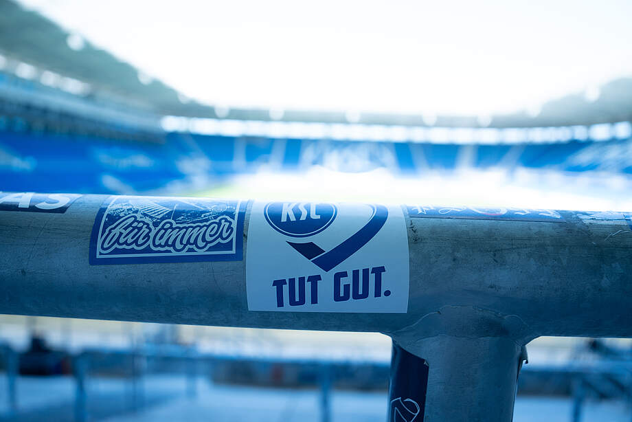 Blick in den BBBank Wildpark mit KSC TUT GUT.-Sticker