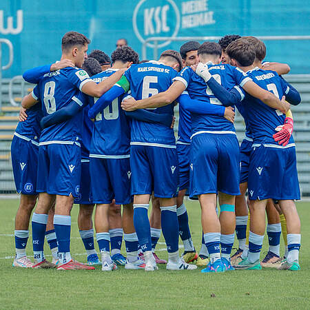 U19 im Kreis vor dem Spiel