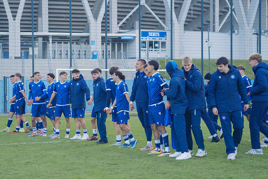 U19 bejubelt den Sieg im Pokalachtelfinale mit den Fans