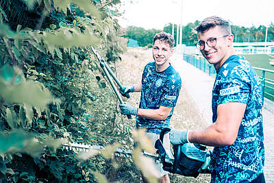 Leon Jensen und Max Weiß bei der Gartenarbeit.