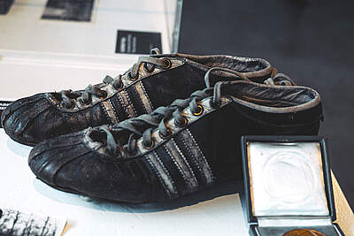 Das Foto zeigt alte Fußballschuhe aus der Sonderausstellung