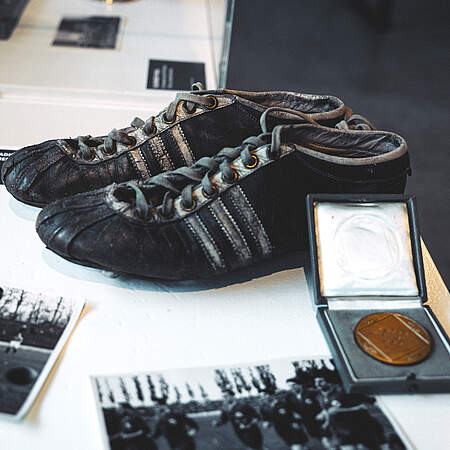 Das Foto zeigt alte Fußballschuhe aus der Sonderausstellung