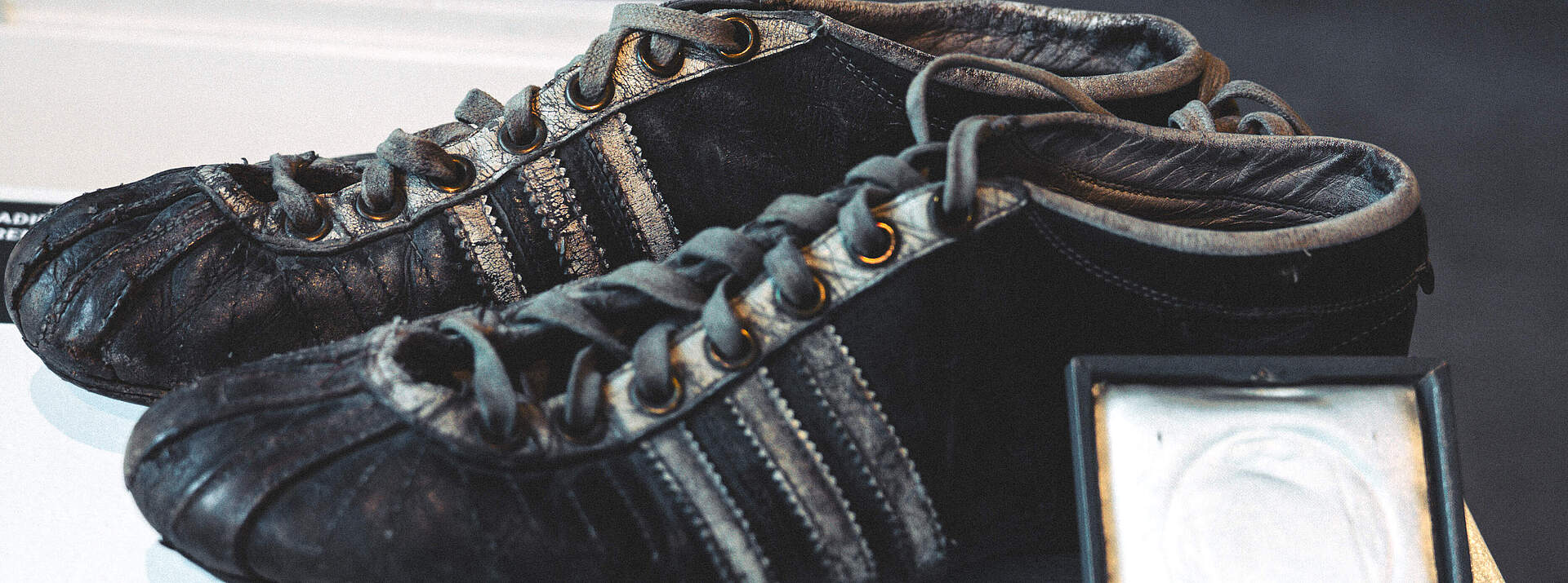 Das Foto zeigt alte Fußballschuhe aus der Sonderausstellung