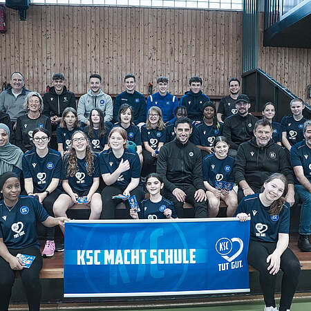 Ein Bild von den KSC-Profis Sitndl und Gondorf mit Schülerinnen und Schülern des SBBZ Vogesenschule Karlsruhe.