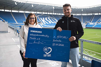 Admira Knoll (links), Vorstandsvorsitzende der Kinderkrebshilfe, bei der Checkübergabe.