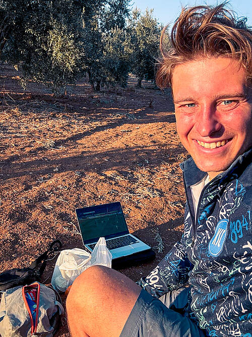 Jakob schaut ein KSC-Spiel unter Olivenbäumen