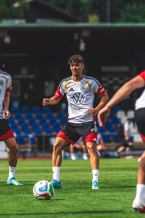 Jakob schaut ein KSC-Spiel unter Olivenbäumen
