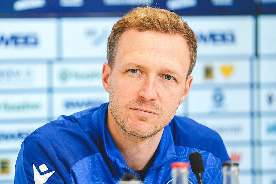 Senft bei der PK vor Magdeburg