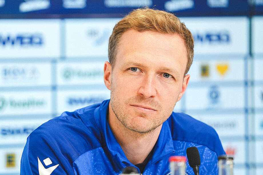 Senft bei der PK vor Magdeburg